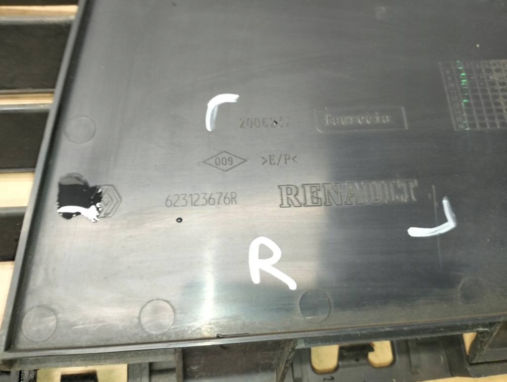 Решётка решётка  бампера передний перед renault clio 3 рестайлинг  2009-2012 с Разборки