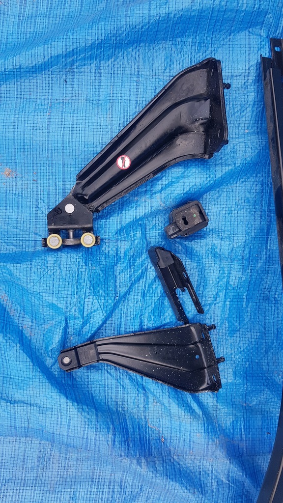 фото №2, Combo e rifter berlingo 19 направляющая дверь левая ролик