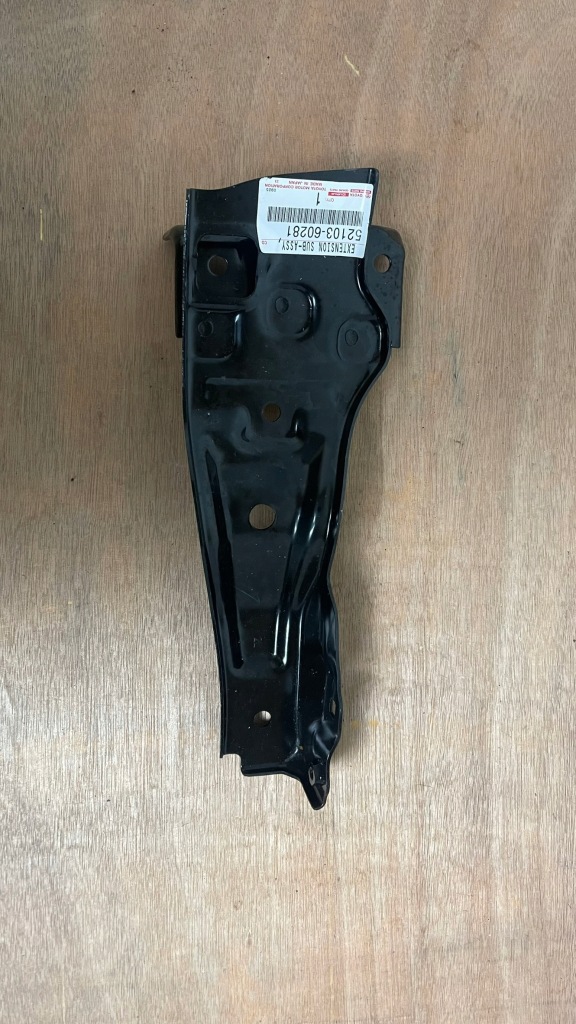 фото №1, Toyota land cruiser j150 направляющая кронштейн решётка перед левый 52103-60281