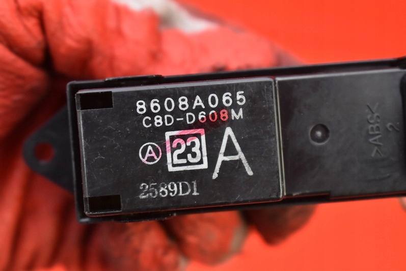 фото №6, Выключатель подъёма стекло правый перед 8608a065 mitsubishi lancer 8 viii