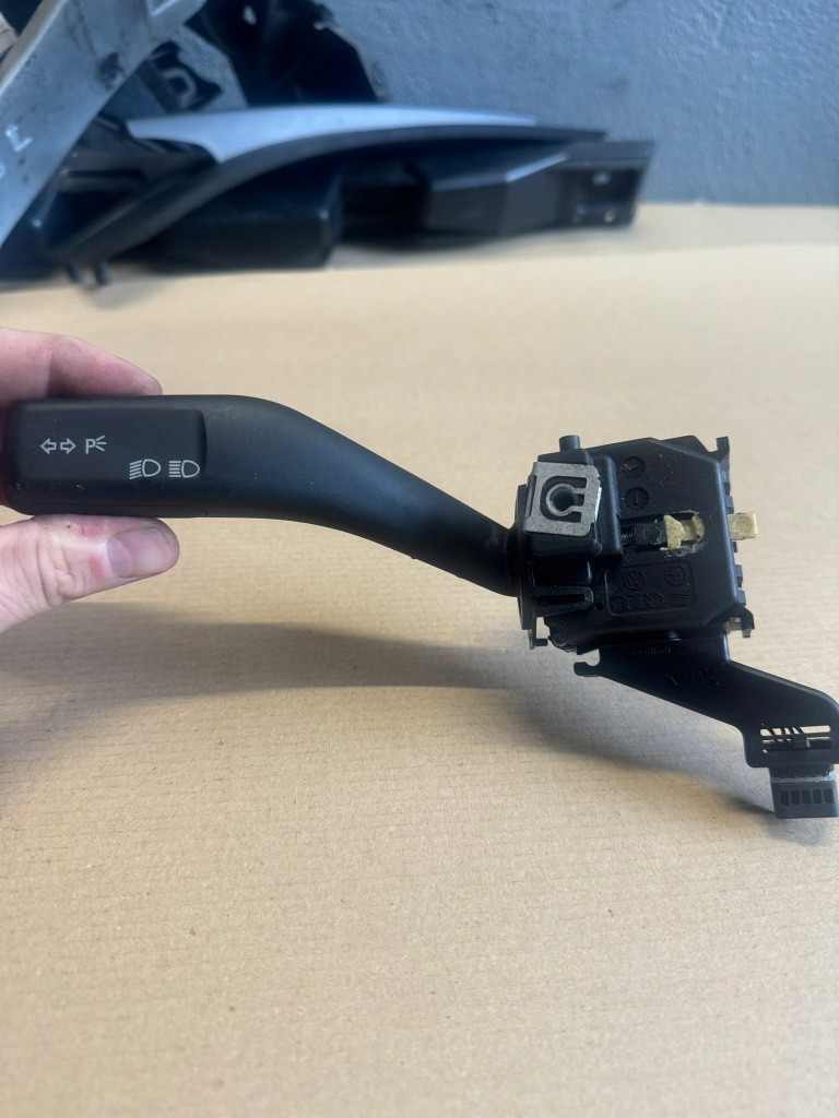 фото №1, Переключатель поворотники volkswagen оригинальный номер 1k0953513