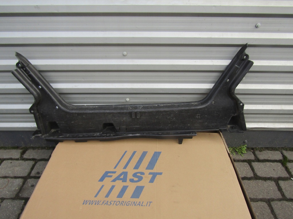 фото №1, 5 mercedes w202 sedan пластик защита поперечина заднего замка багажника