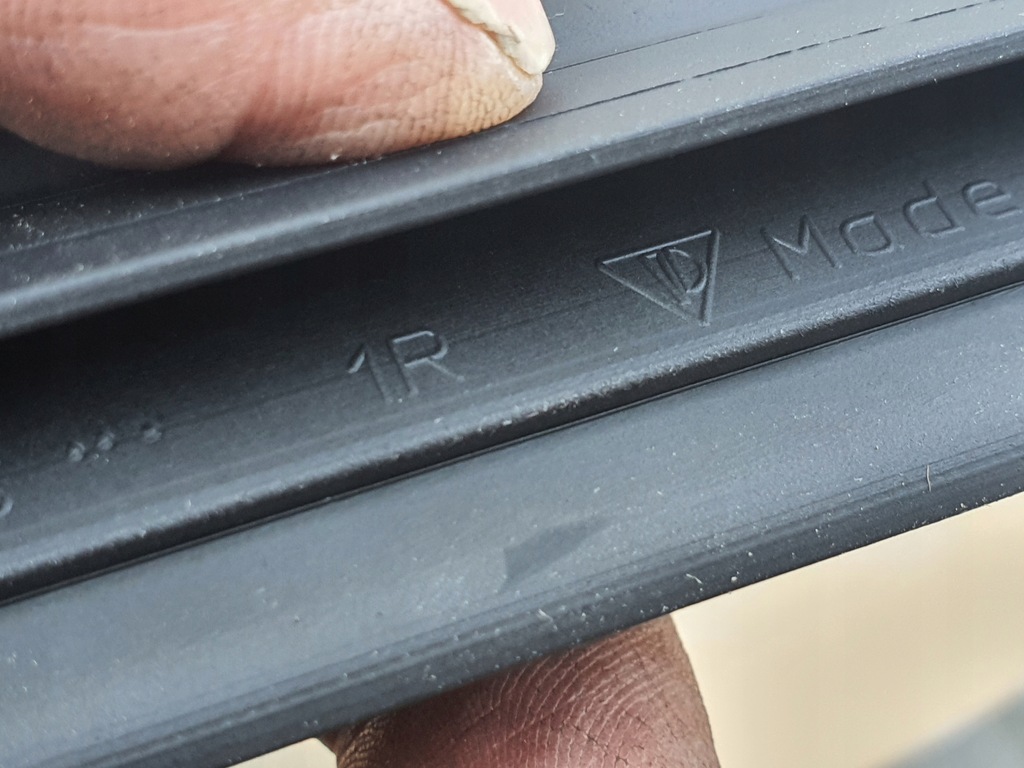 фото №7, Porsche taycan прокладка двері нижня правий задня