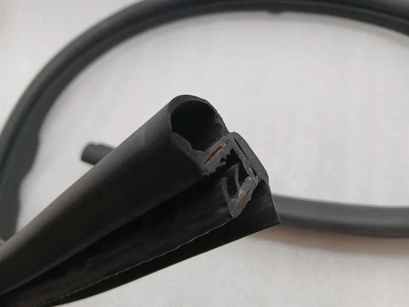 фото №8, Прокладка дверь ferrari roma f169 783102 lh уплотнители дверь левая-