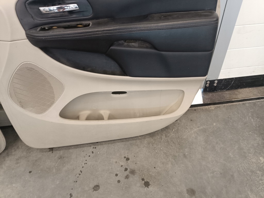 фото №11, Chrysler town country обшивка дверь перед обивка