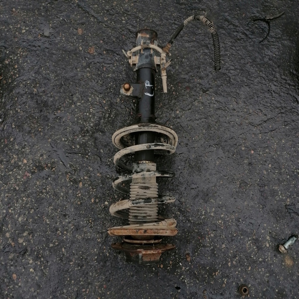 фото №1, Kia sportage ii 2.0b амортизационная стойка левый 546612e500