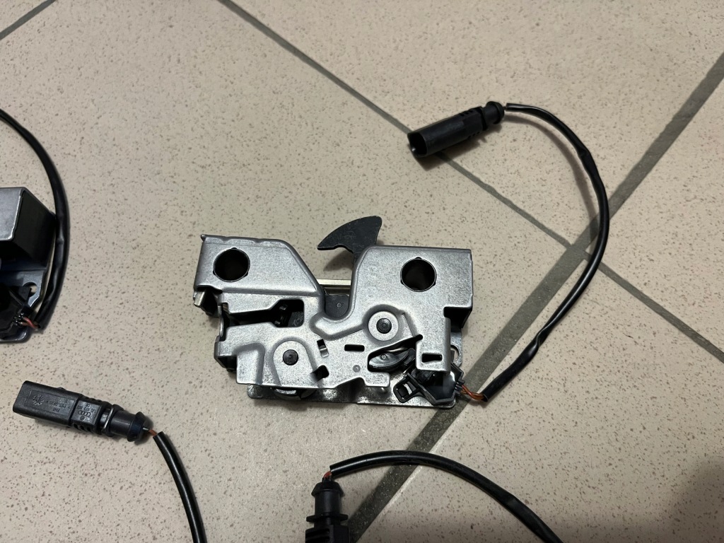 фото №3, Skoda rapid 5ja замок капот засов