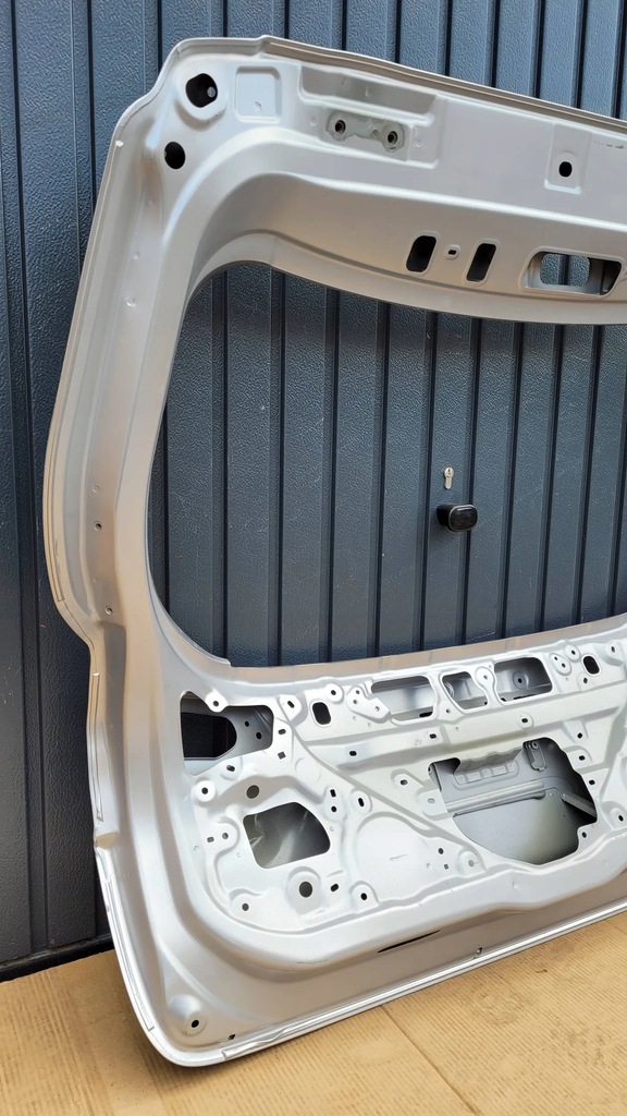 фото №13, Toyota yaris cross 21- крышка багажника багажника задняя fv