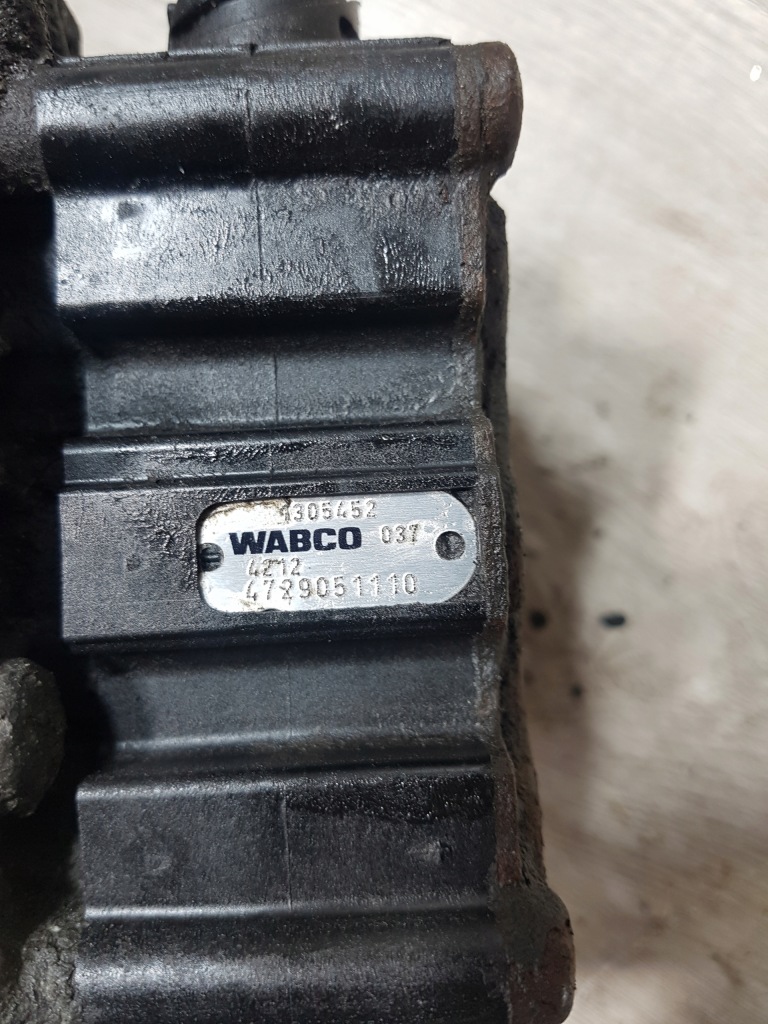 Клапан ecas регулювання вирівнювання подушок daf xf 105 85 cf 6x2 bdf 1305452 в Україні