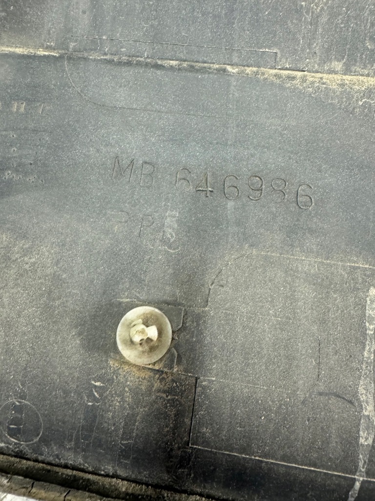 Молдинг двері правий задній накладка mitsubishi pajero 2 5d mb646986 в Україні