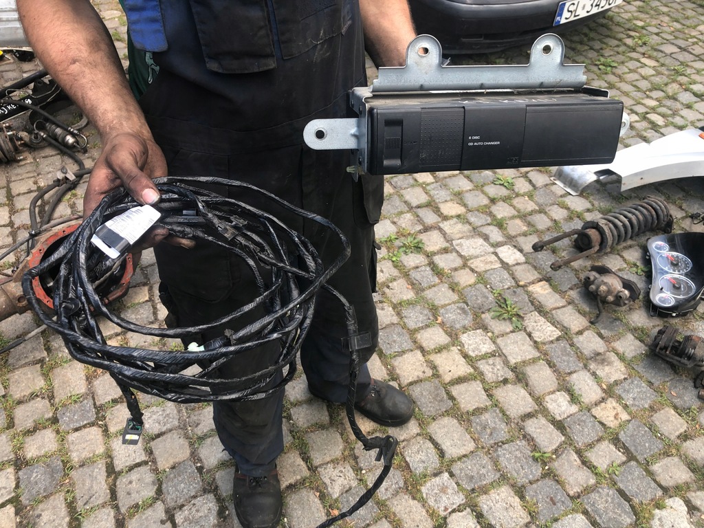 фото №1, Jeep cherokee liberty kj - чейнджер cd + кабель