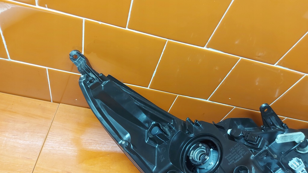 Фара фонарь  левая левый перед toyota avensis t27 15- рестайлинг Киев