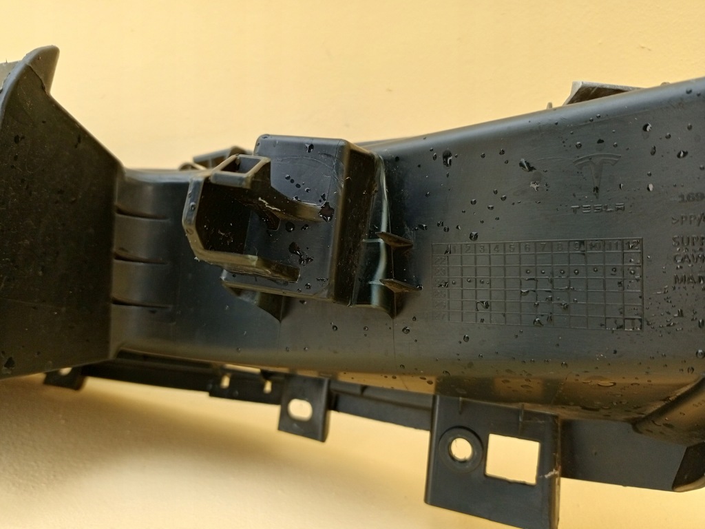 Tesla model 3 рестайлинг  highland 23- решётка средняя бампера перед 1694311-00-f Оригинал