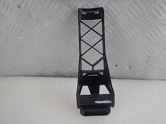 фото №1, Mercedes s w222 направляющая кронштейн бампера перед