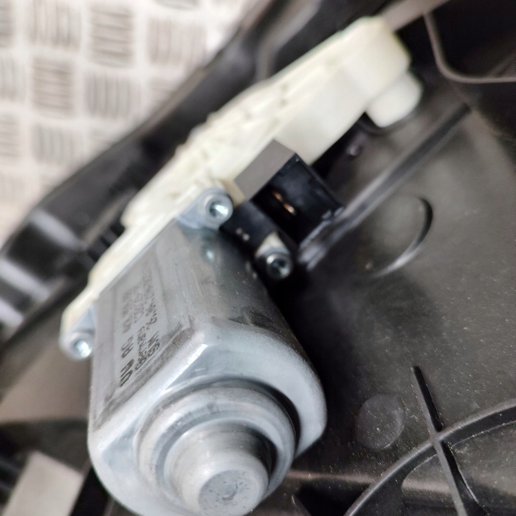 фото №7, Skoda enyaq iv 2021 перед сторона правая электрический подъемник стекло дверь