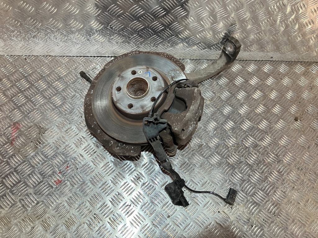 Купити Поворотний кулак лівий перед mercedes c klasa w205 1.6 cdi