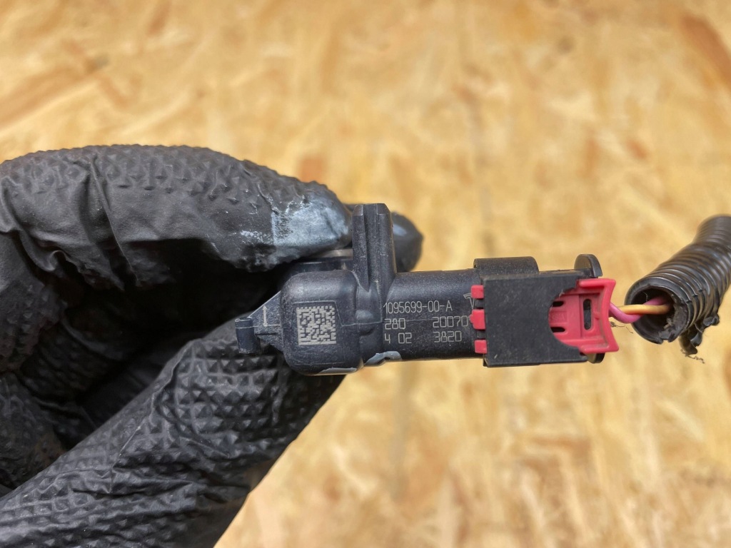 фото №9, Датчик удара ударный штекер tesla model 3 1095699-00-a 2017-