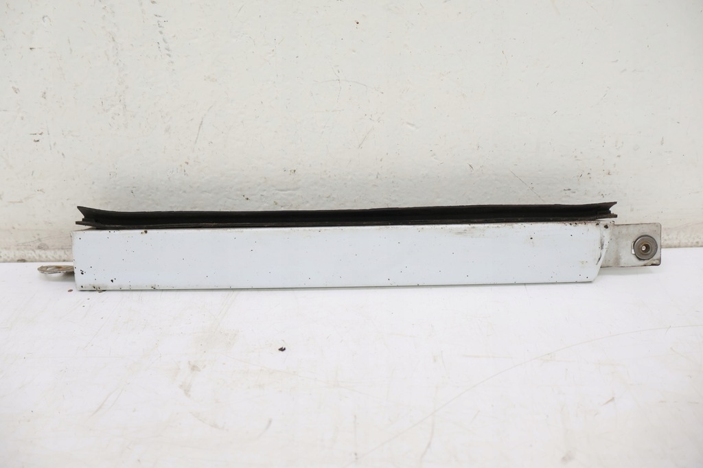 фото №1, Mercedes-benz w124 молдинг pod фара ліва перед