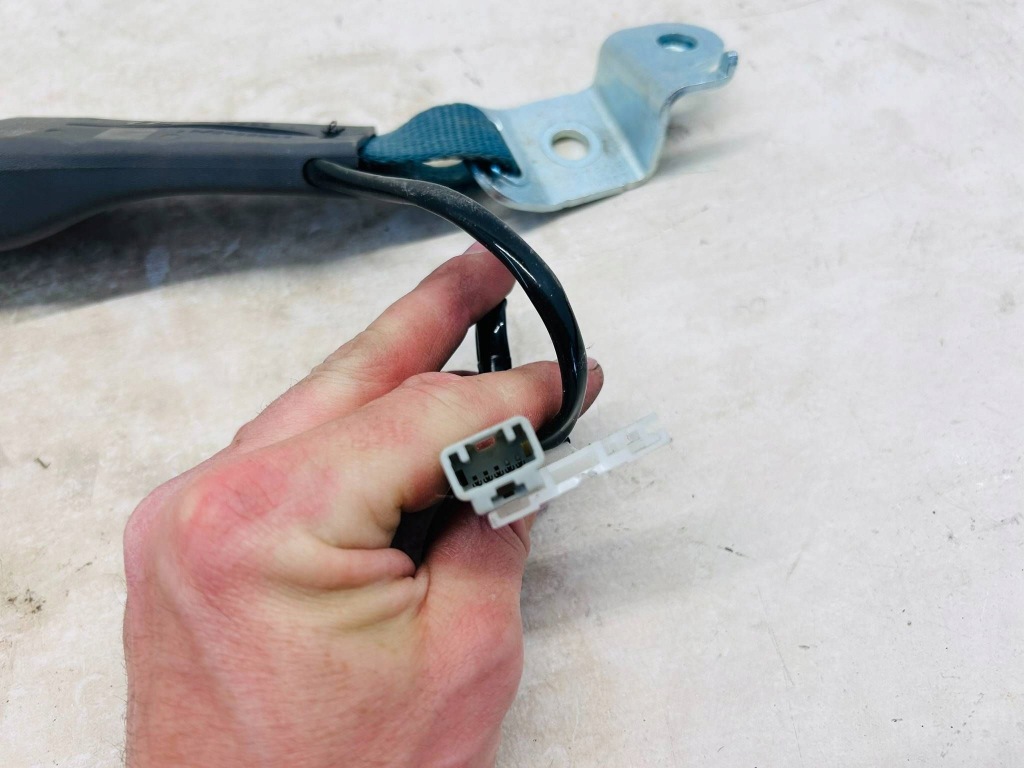 фото №5, Prius iii пряжка кліпса вставка заднього поперечина безпеки сіра