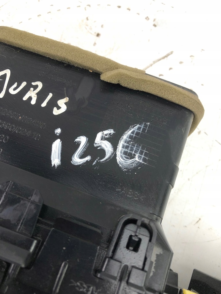 фото №8, Toyota auris ii решётка обдув средняя с zegarkiem 55670-02320