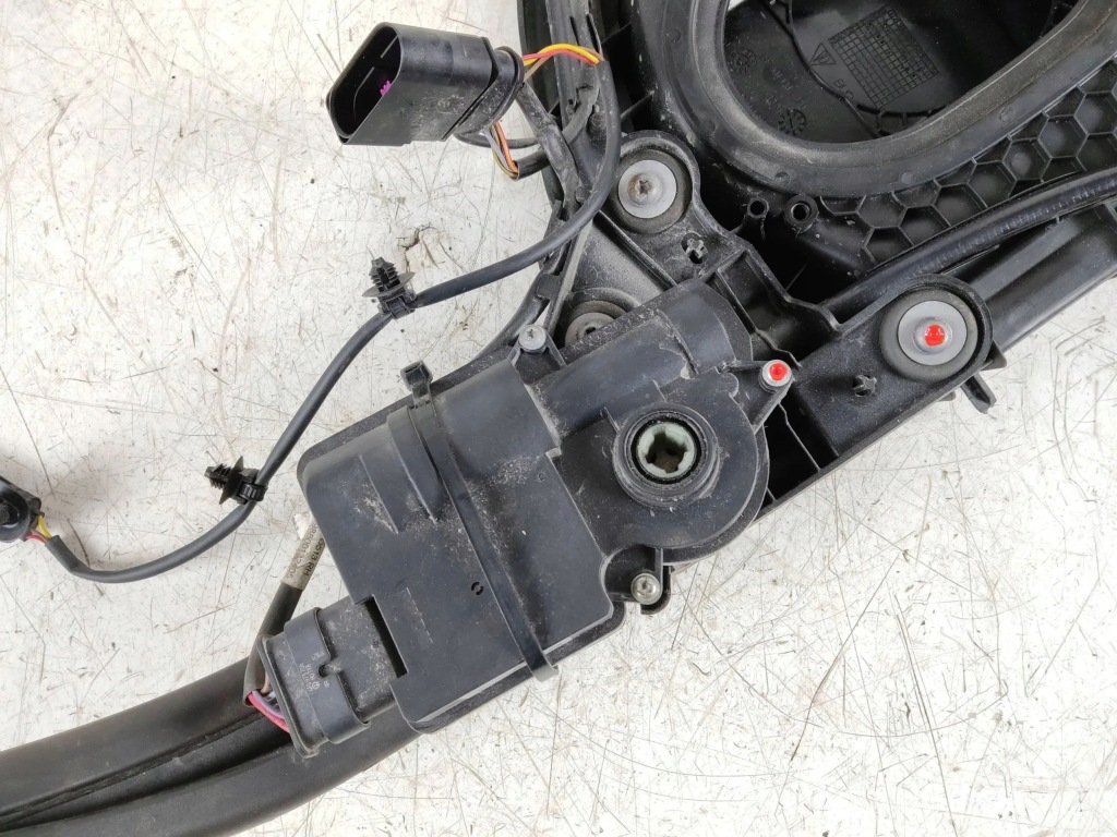 2022 porsche taycan 9j1 кришка роз'єм заряджання 9j1821942e в Україні