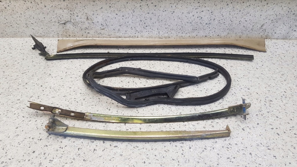 Купити Напрямна прокладка скло права mercedes r129