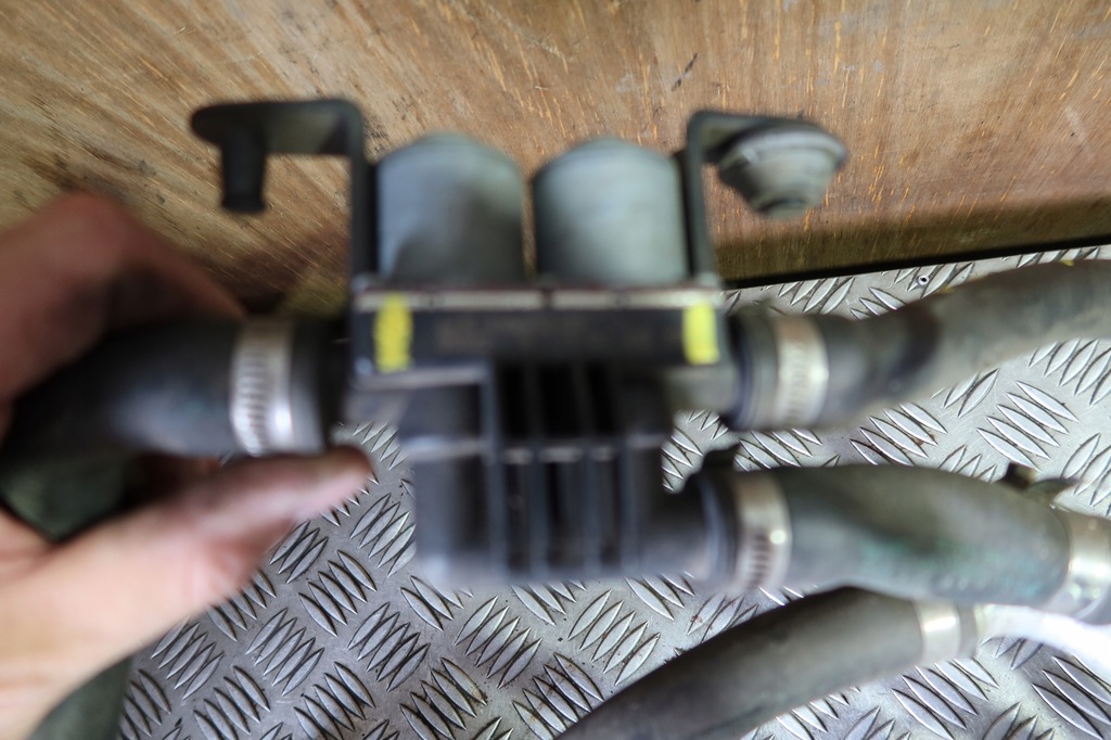 фото №7, Электроклапан отопителя шланги bmw e65 6906652