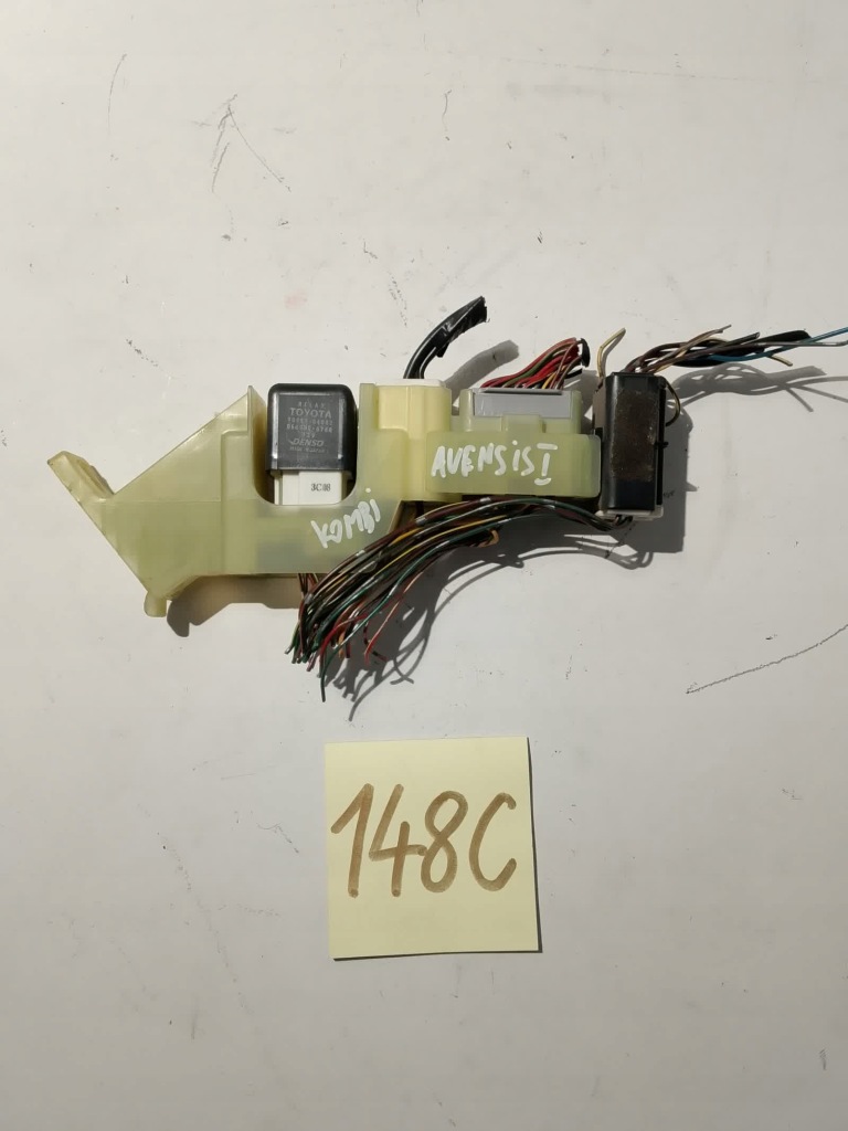 фото №1, Toyota avensis t22 90987-04002 коробка предохранителей