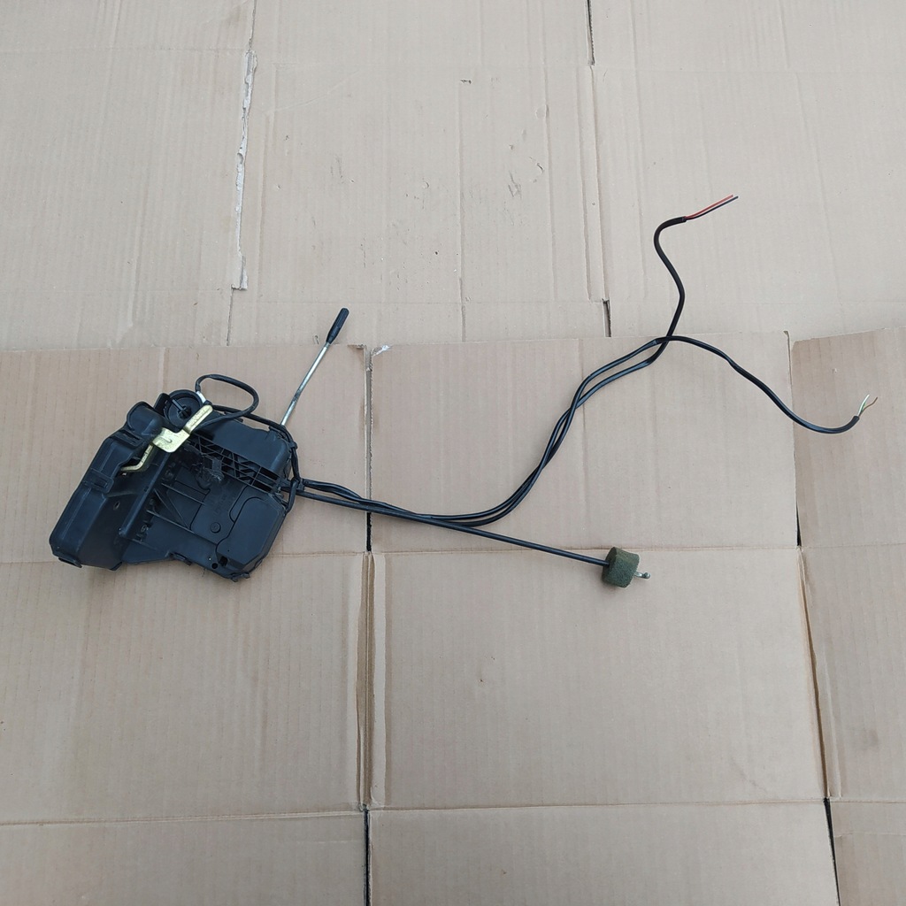 фото №1, Mercedes-benz оригинальный номер 2117200435 замок дверь