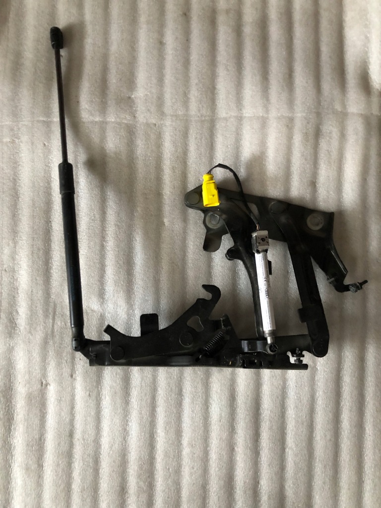 фото №1, Audi патрон капот петля 80a823302