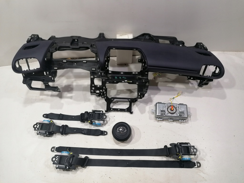 фото №1, Toyota yaris 4 iv cross приборная панель подушка безопасности подушки безопасности ремни оригинал