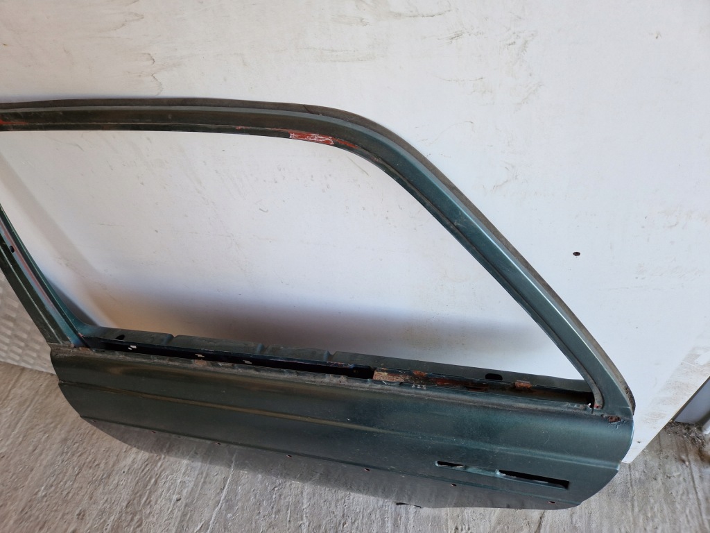 Дверь левый задний  mercedes w123 sedan Киев