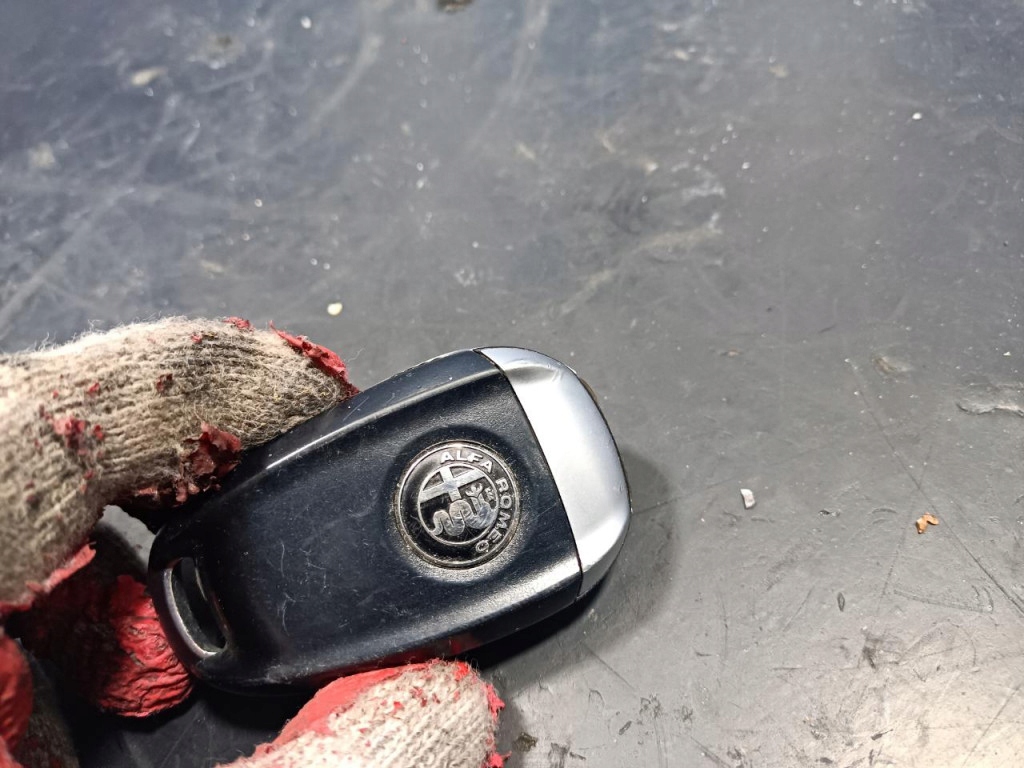 Alfa romeo giulia ключ 156140444 Ціна