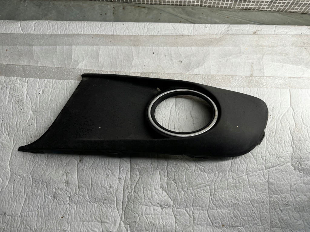 Купити Vw touran lift 10-12 права решітка бампера