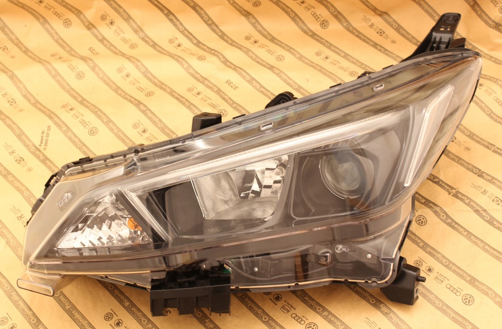 фото №1, Nissan leaf 2 ii ze1 18+ лампа перед обычная