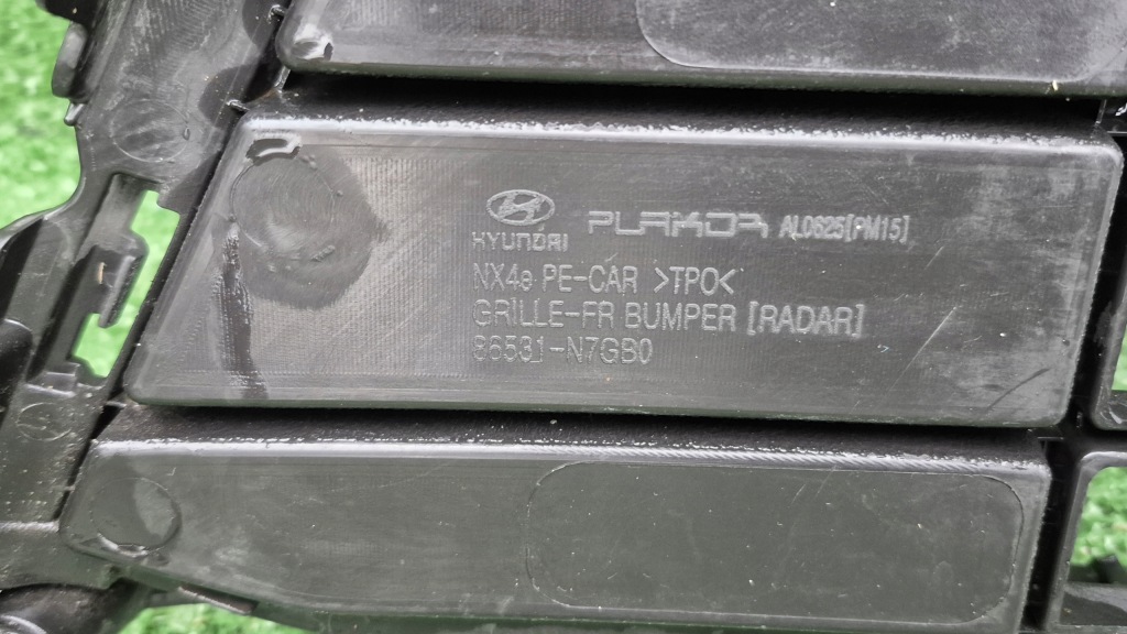 Решітка бампера передній середня hyundai tucson iv 4 рестайлінг  86531-n7gb0 Зі Шроту