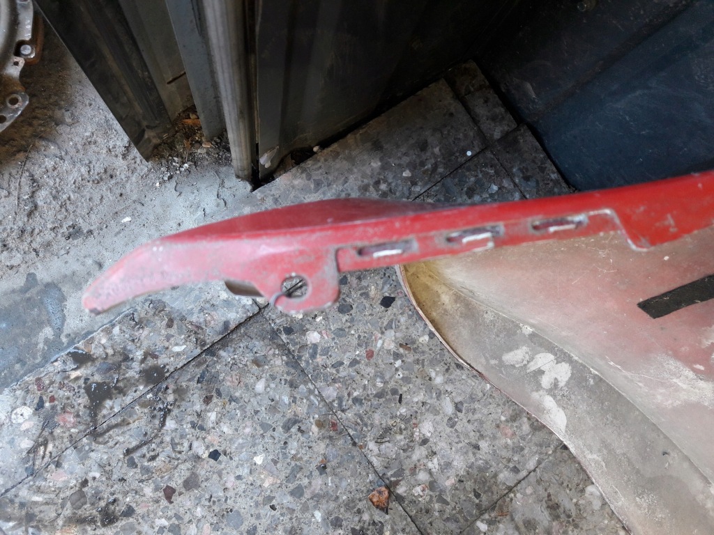 A1688850225 бампер задний  mercedes w168 красный Доставка