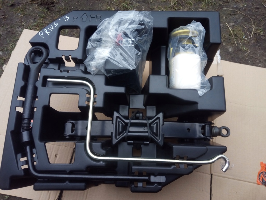 фото №8, Toyota prius iii 09-15 набір ключ домкрат вушко компресор