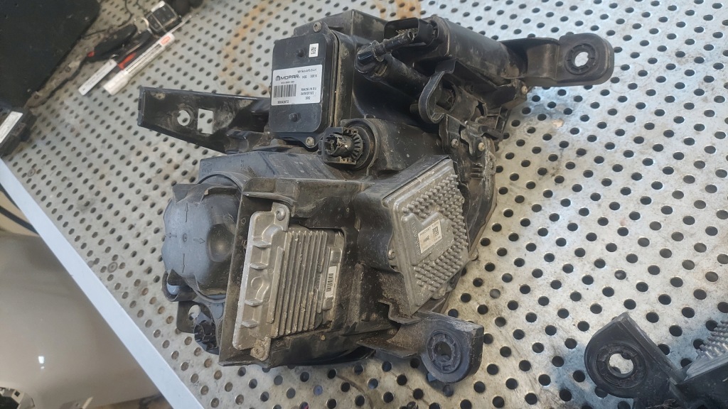 Купить Grand cherokee wk2 14-20r фонари перед ксенон led anglia комплект