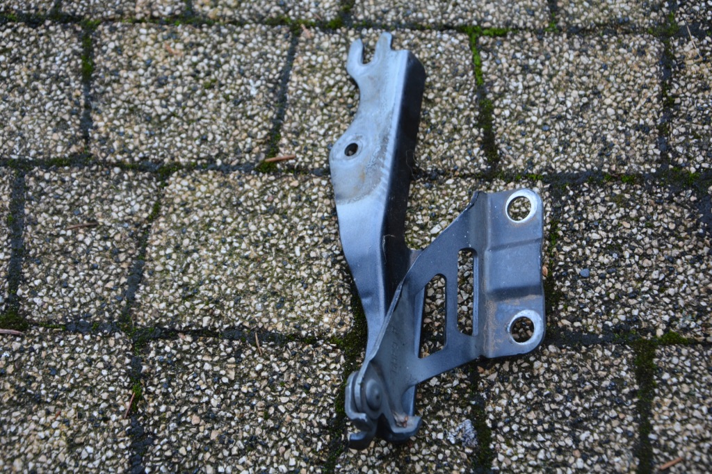 фото №4, Петля капот левый правый mazda 6 vi