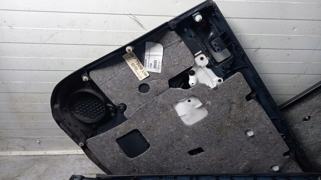 фото №5, Обивка дверь toyota avensis 04r kombi