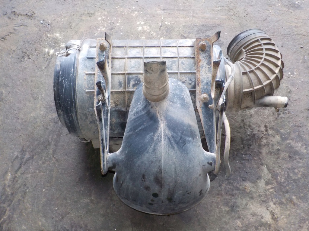 Купить Корпус фильтра воздуха daf plus колено 1686324 . 1680217