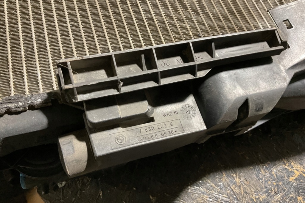 Радиатор воды bmw x3 e83 75302529 2.5l бензиновый 137kw 2004 Цена