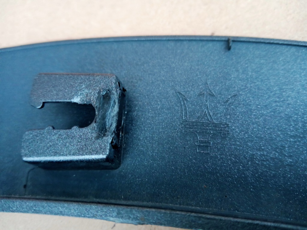 фото №15, Maserati levante права молдинг крила перед 670049023 dx