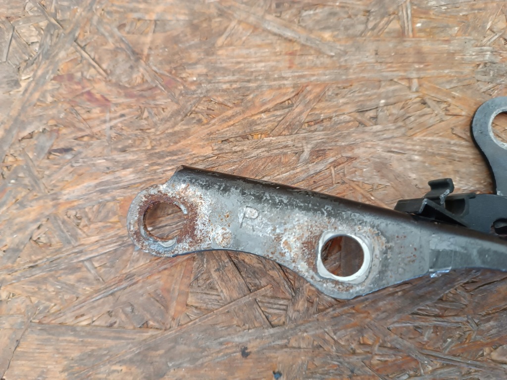 фото №4, Петля капот правый toyota avensis verso