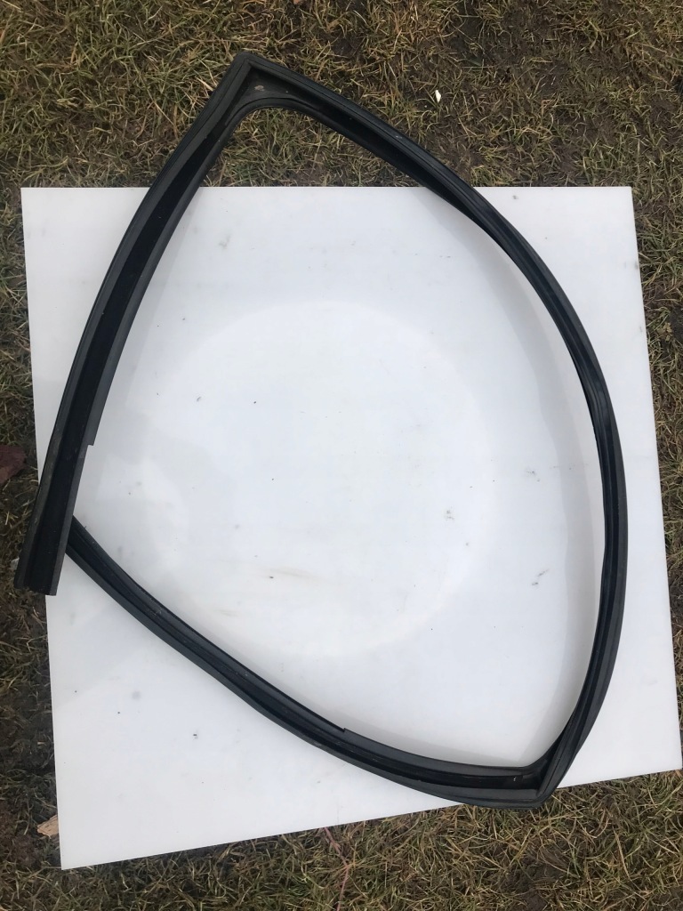 фото №1, Прокладка напрямна вікон перед audi q7 4l0837440b