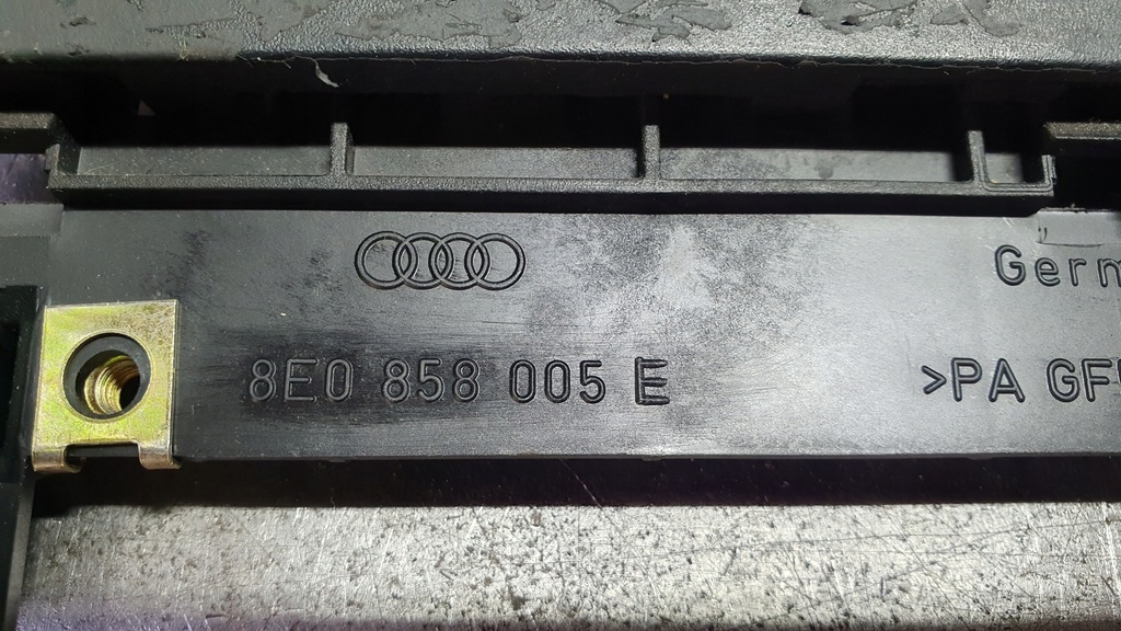 фото №3, Audi a4 b6 - рамка каркас консоли радио 8e0858005e
