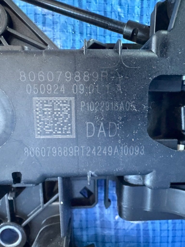 Купить Ручка дверь передних левых renault megane v e-tech 806079889r