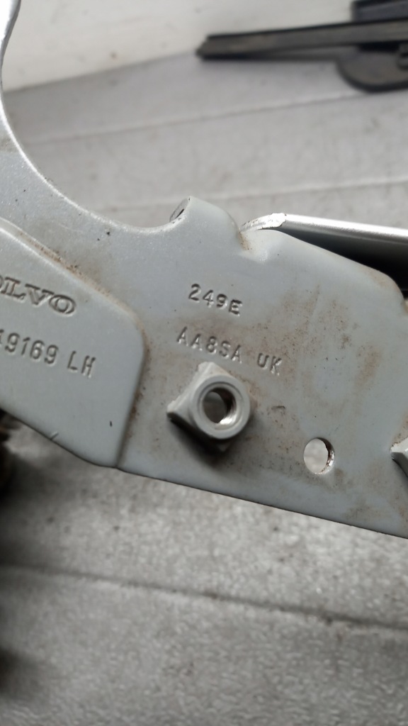 фото №3, Петля левый крышки volvo s60 31349169