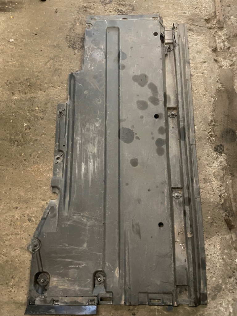 Audi a4 b8 a5 накладка плита пол подвеска левая с Разборки